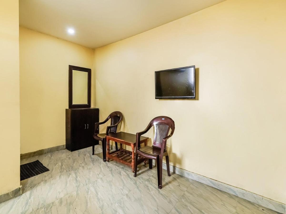 Oyo 84039 Tirumala Grand Rājahmundry Buitenkant foto