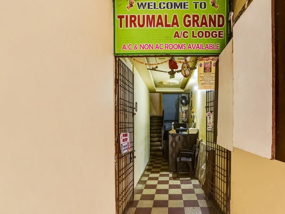 Oyo 84039 Tirumala Grand Rājahmundry Buitenkant foto